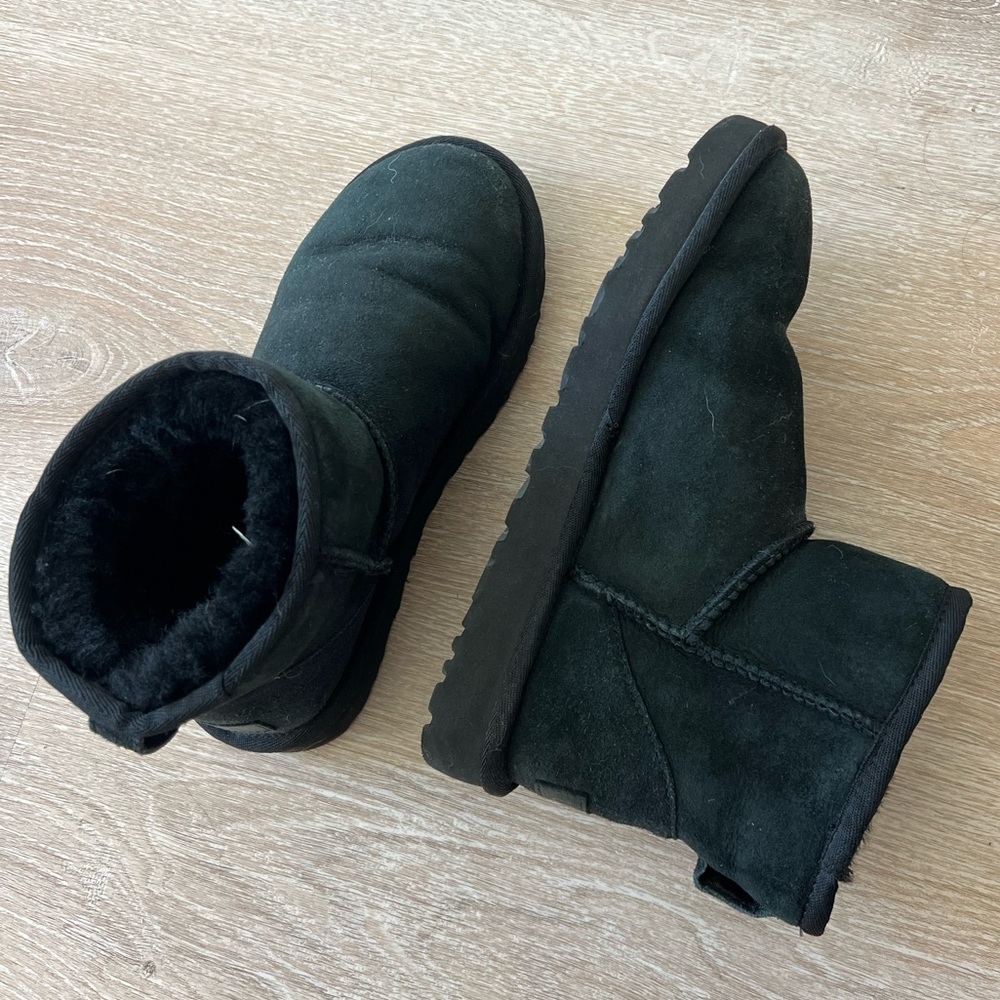 UGG Women’s Black Mini Classic Uggs boots - Picture 4 of 6